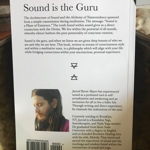 Puede incluir: Portada de libro con fondo blanco y texto negro. El t&iacute;tulo es "Sound is the Guru". El libro trata sobre el uso del sonido para la auto-realizaci&oacute;n y el despertar. El autor es Jarrod Byrne Mayer. La portada del libro tambi&eacute;n presenta una foto del autor.