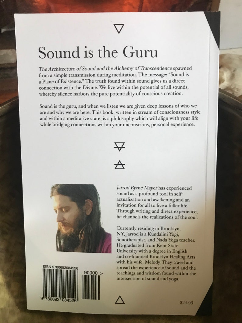 Puede incluir: Portada de libro con fondo blanco y texto negro. El t&iacute;tulo es "Sound is the Guru". El libro trata sobre el uso del sonido para la auto-realizaci&oacute;n y el despertar. El autor es Jarrod Byrne Mayer. La portada del libro tambi&eacute;n presenta una foto del autor.