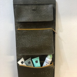 Bolsa de higiene, bolsa de maquiagem, bolsa de viagem, bolsa de beleza, bolsa de armazenamento, em couro de avestruz verde oliva, dobrável e suspensa, feita à mão e única