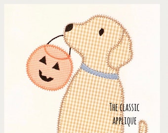 Peut inclure: Un chien beige à carreaux vichy avec un collier bleu tient une petite citrouille orange avec un visage de citrouille noire. Le texte "THE CLASSIC APPLIQUE" est sous le chien.