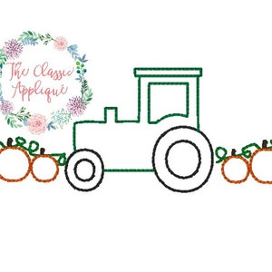 Op de afbeelding: Een groene tractor met een zwart wiel dat een rij van drie oranje pompoenen met groene stelen trekt.