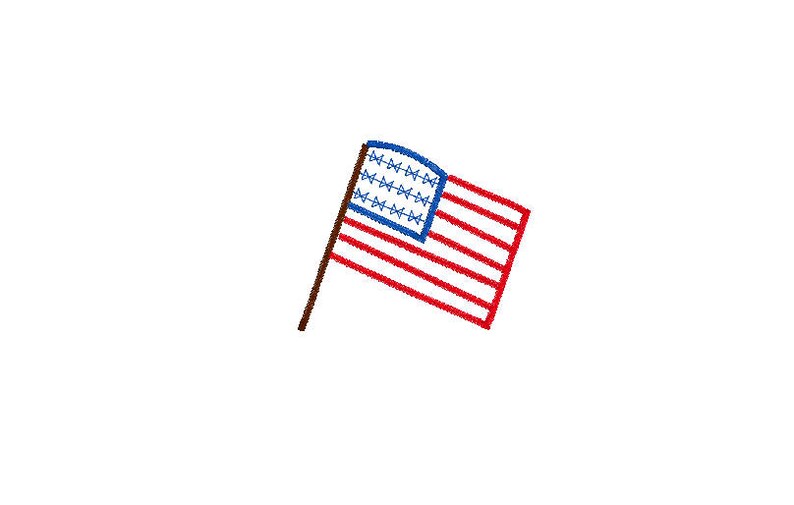 Pu&ograve; includere: Illustrazione di una piccola bandiera americana con un'asta marrone. La bandiera presenta strisce rosse e bianche e un quadrato blu con stelle bianche. La bandiera sventola leggermente su sfondo bianco.