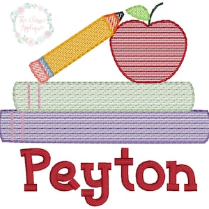 Pode incluir: Uma maçã vermelha com uma folha verde no topo, um lápis amarelo e dois livros empilhados com o nome Peyton em letras vermelhas abaixo.