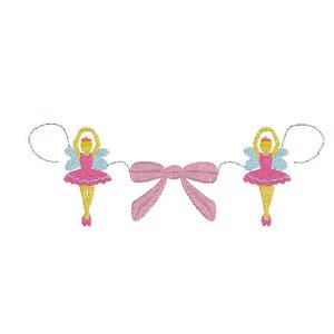 Peut inclure: Deux fées ballerines roses avec des ailes bleues et des cheveux jaunes tiennent un nœud rose avec des rubans verts.
