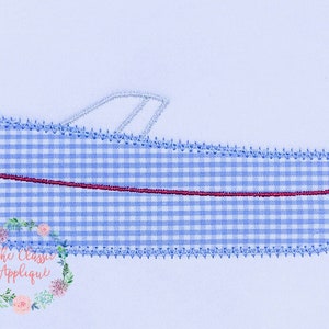 以下が含まれることがあります： 青と白のギンガムチェックのボートに赤いストライプとアメリカの旗が刺繍されたデザイン。ボートは青い波に乗っています。