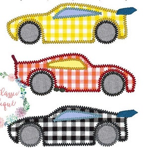Könnte beinhalten: Drei gestickte Applikationsdesigns von Rennwagen in verschiedenen Karomustern. Die Autos sind gelb, rot und schwarz-weiß.