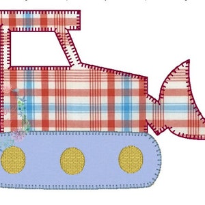 Op de afbeelding: Een applique van een bulldozer in rood en blauw ruitjespatroon met een blauwe rupsband en drie gele wielen.