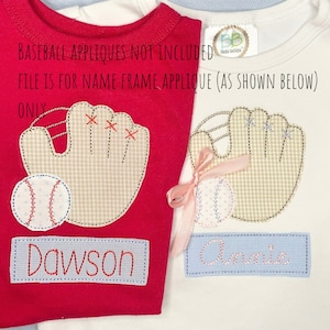 Puede incluir: Dos camisas rojas y blancas con una aplicación de guante de béisbol y pelota. Las camisas tienen una aplicación de marco de nombre azul con los nombres Dawson y Annie.