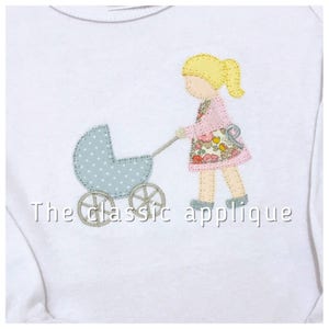 Op de afbeelding: Een witte applicatie met een meisje in een roze jurk en een blauwe stippenwagen. De tekst "The classic applique" staat onder de afbeelding.