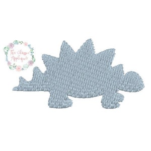 Op de afbeelding: Een lichtblauwe geborduurde dinosaurus applique. De dinosaurus heeft een stekelige rug en een lange staart.