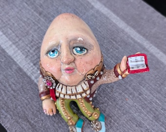 Muñeco Humpty Dumpty de porcelana fría hecho a mano. Muñeco único de aspecto vintage. Pieza artesanal.