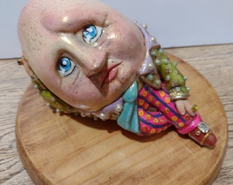 Pequeño Humpty Dumpty de porcelana. Humpty Dumpty relájate. Porcelana fría hecha a mano y única en su tipo.