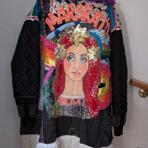 Chaqueta denim oversize. Cappotto lungo in denim patchwork. Giacca ricamata artigianale over decorata unica nel suo genere. Slow fashion sostenibile.