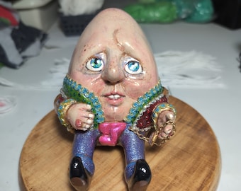 Pequeño Humpty Dumpty de porcelana fría con reloj. Una escultura hecha a mano única en su tipo de Humpty Dumpty. Muñeca de porcelana con acabado vintage.