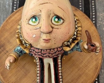 Única pieza de Humpty Dumpty en porcelana fría. Muñeco artesanal, hecho completamente a mano.