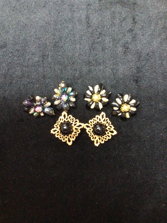 3 or clip earrings black