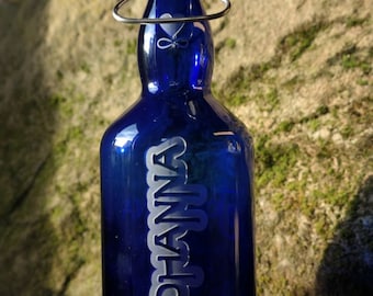 Namen-Flasche / Personalisierte 750ml Glasflasche blau mit Bügelverschluss / Namen oder Text graviert / tief ins Glas sandgestrahlt