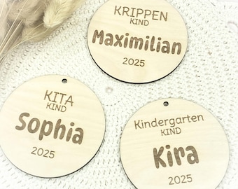 Kindergarten Anhänger Kindergartenkind Holz 2026 – Personalisiert mit Name – Geschenk Krippenkind Kitakind Einschulung Deko Erinnerung Kita