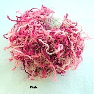 Peut inclure: Une pelote de fil rose, blanc et bordeaux avec une &eacute;tiquette indiquant "100g/50 grammes, 100% coton, 155m/170 yards, crochet 3.5mm ou 4mm, lavage en machine cycle laine".
