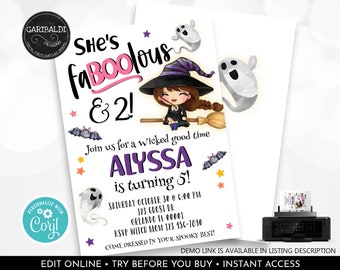 Puede incluir: Una invitación a una fiesta de Halloween de color morado, blanco y rosa con una bruja de dibujos animados volando en una escoba. El texto dice "She's faBoo-lous & 2!" y "Alyssa is turning 5!" La invitación incluye detalles para la fiesta, incluyendo la fecha, la hora, la dirección y la información de RSVP.