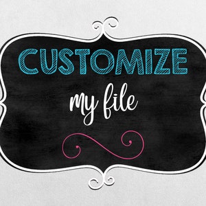 Pode incluir: Um sinal de quadro-negro preto com moldura branca e um design de espiral rosa. O sinal diz "CUSTOMIZE my file" em texto azul e branco.