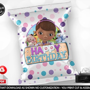 Może przedstawiać: Drukowany wzór torby na chipsy z Doc McStuffins, kreskówkową lekarką, z bandażem i napisem "Happy Birthday". Wzór zawiera białe tło z fioletowymi, różowymi i niebieskimi kropkami.