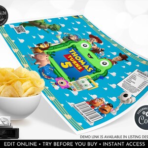 K&ouml;nnte beinhalten: Eine blaue, rechteckige Chipst&uuml;tenverpackung mit Toy Story-Figuren, einem gr&uuml;nen Froschrahmen mit dem Text Thomas Turns 5, einer N&auml;hrwerttabelle und einem Strichcode. Das Design zeigt ein Wolkenmuster und verschiedene Zeichentrickfiguren.