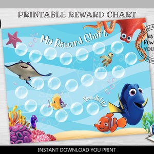 Può includere: Tabella di ricompense stampabile con personaggi del film d'animazione Alla ricerca di Dory. La tabella ha uno sfondo blu oceano con bolle e coralli. Il testo "Il mio grafico delle ricompense" e "Ce l'hai fatta!" è incluso.