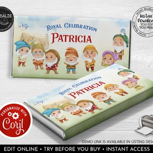 Könnte beinhalten: Druckbare Schokoladenriegel-Verpackung mit einer Aquarell-Illustration von sieben Zwergen zum Thema königliche Feier. Die Verpackung ist mit dem Namen "Patricia" personalisiert.