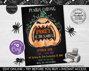 Puede incluir: Invitación a una fiesta de Halloween editable con un fondo de pizarra negra y una ilustración de acuarela de una calabaza tallada. El texto dice "Pumpkin Carving Party at the Smith's" con la fecha y la hora de la fiesta. La invitación también incluye la dirección y la información de RSVP.