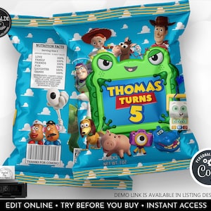 K&ouml;nnte beinhalten: Eine blaue Snackt&uuml;te mit einem gr&uuml;nen Froschrahmen und dem Text Thomas Turns 5, umgeben von Zeichentrickfiguren wie einem Cowboy, Cowgirl, Weltraum-Ranger, Schwein und Hund. Die R&uuml;ckseite zeigt ein N&auml;hrwertetikett und einen Strichcode.