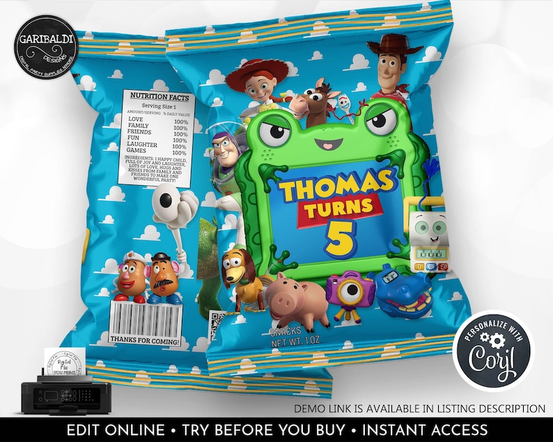 K&ouml;nnte beinhalten: Eine blaue Snackt&uuml;te mit einem gr&uuml;nen Froschrahmen und dem Text Thomas Turns 5, umgeben von Zeichentrickfiguren wie einem Cowboy, Cowgirl, Weltraum-Ranger, Schwein und Hund. Die R&uuml;ckseite zeigt ein N&auml;hrwertetikett und einen Strichcode.