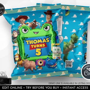 K&ouml;nnte beinhalten: Eine blaue Snackt&uuml;tenverpackung mit Toy Story-Figuren wie Woody, Jessie, Buzz Lightyear, Rex und Slinky Dog. In der Mitte befindet sich ein gr&uuml;ner, froschf&ouml;rmiger Rahmen mit dem Text Thomas Turns 5. Enth&auml;lt einen QR-Code und 28g.
