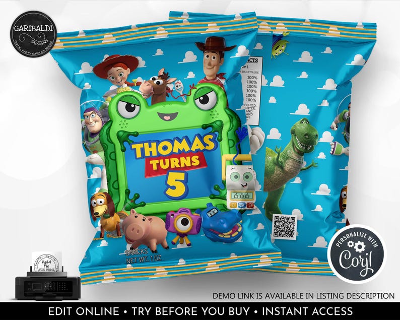 K&ouml;nnte beinhalten: Eine blaue Snackt&uuml;tenverpackung mit Toy Story-Figuren wie Woody, Jessie, Buzz Lightyear, Rex und Slinky Dog. In der Mitte befindet sich ein gr&uuml;ner, froschf&ouml;rmiger Rahmen mit dem Text Thomas Turns 5. Enth&auml;lt einen QR-Code und 28g.