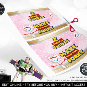 Puede incluir: Un dise&ntilde;o imprimible para decorar bolsas con fondo rosa y corazones blancos, un personaje de tenedor-cuchara y el texto REGINA TURNS 2 y MAKE YOUR OWN FORKY. El dise&ntilde;o incluye unas tijeras rojas y una figura de acci&oacute;n de Buzz Lightyear.