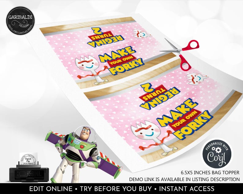 Puede incluir: Un dise&ntilde;o imprimible para decorar bolsas con fondo rosa y corazones blancos, un personaje de tenedor-cuchara y el texto REGINA TURNS 2 y MAKE YOUR OWN FORKY. El dise&ntilde;o incluye unas tijeras rojas y una figura de acci&oacute;n de Buzz Lightyear.