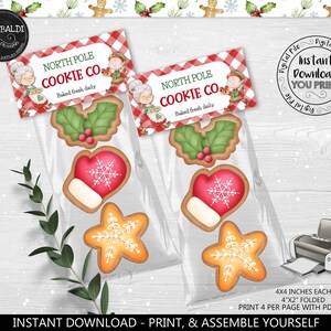 Puede incluir: Bolsas de regalo imprimibles North Pole Cookie Co. con un patrón de cuadros rojos y blancos. Las bolsas presentan una imagen de dibujos animados de un hombre de jengibre, una mujer con un delantal blanco y un elfo. Las bolsas miden 4x4 pulgadas cada una y se pliegan a 4x2 pulgadas. El texto en las bolsas dice "North Pole Cookie Co. Baked fresh daily".