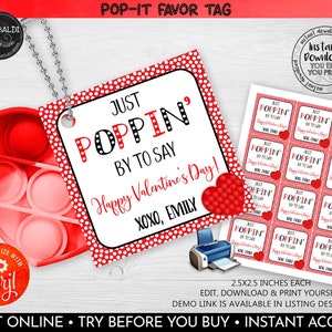 Może przedstawiać: Drukowana etykieta na prezent walentynkowy w czerwono-białe kropki. Etykieta zawiera napis "Just Poppin' by to say Happy Valentine's Day!" z sercem i tekstem "XOXO, Emily".