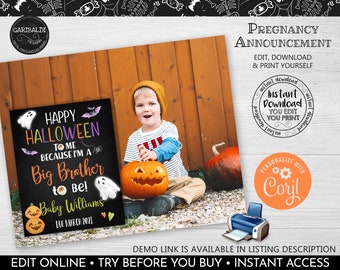 Op de afbeelding: Een afdrukbare Halloween-zwangerschapsaankondiging met een foto van een jonge jongen die een pompoen vasthoudt. De tekst op de kaart luidt "Happy Halloween to me because I'm a Big Brother to Be! Baby Williams Due March 2021".