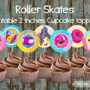 Peut inclure: Toppers de cupcake imprimables de 5 cm de diamètre avec des motifs de patins à roulettes. Les toppers comprennent un patin à roulettes avec des ailes, un casque, un patin à roulettes avec des roues, une paire d'écouteurs et un patin à roulettes avec le mot "smile".