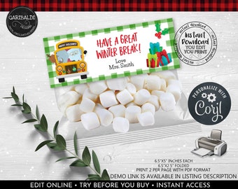 Könnte beinhalten: Ein druckbarer Geschenkanhänger mit einer Schulautobus-Illustration und dem Text "Have a Great Winter Break!" Der Anhänger ist grün und weiß mit roten und grünen Geschenkboxen und einem Stechpalmenzweig. Der Anhänger ist 16,5 cm x 12,7 cm groß und kann 2 pro Seite gedruckt werden.