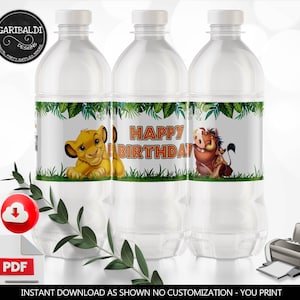 Op de afbeelding: Drie doorzichtige plastic waterflessen met etiketten met een junglethema. De etiketten hebben een groene bladrand en bevatten cartoonafbeeldingen van Simba en Pumbaa uit de film The Lion King. De etiketten hebben ook de tekst "Happy Birthday" in oranje letters.