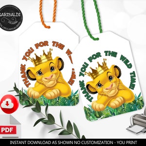 Op de afbeelding: Twee bedrukbare bedankkaartjes met een cartoon-leeuwenwelpje dat een gouden kroon draagt. De kaartjes zijn wit met groen gebladerte en de tekst "Bedankt voor de wilde tijd!" in een cirkel rond de leeuw.