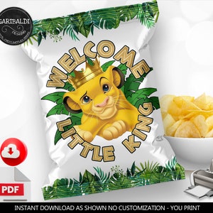 Op de afbeelding: Printbaar chipzakontwerp met een cartoon-leeuwenwelpje dat een kroon draagt en de tekst "Welcome Little King". Het ontwerp is geplaatst tegen een jungleachtergrond met groene bladeren.