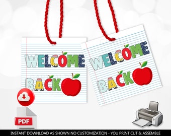 Puede incluir: Dos etiquetas imprimibles de bienvenida de regreso a la escuela con diseños de manzanas rojas y lápices. Las etiquetas están sobre un fondo blanco con líneas azules. El texto en las etiquetas dice "Bienvenido de regreso".