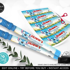 Könnte beinhalten: Zwei bedruckbare Etiketten für Favoritenstäbchen in Blau und Weiß mit einer Zeichentrickfigur Stitch und dem Text "Olivia's 5th Birthday".
