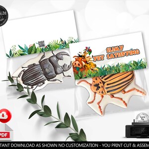 Op de afbeelding: Printbare party-favourzakjes met een jungle-thema met een hertenkever, een neushoornkever en een cartoonafbeelding van een leeuw, een zebra en een aap. De zakjes hebben de tekst "Slimey Yet Satisfying" erop gedrukt.