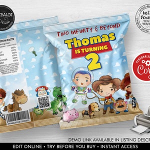 Puede incluir: Un diseño de bolsa de regalo para fiestas imprimible con personajes de la franquicia de películas Toy Story. La bolsa es azul con nubes blancas y tiene el texto "Two Infinity & Beyond Thomas is Turning 2". La bolsa también incluye un código QR y un logotipo personalizado "Coryl".