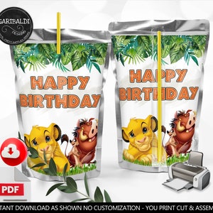 Puede incluir: Envoltorios de caja de jugo imprimibles con Simba y Pumbaa de El Rey León. Los envoltorios son plateados con un fondo de jungla verde y el texto "Feliz cumpleaños".