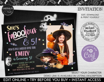 Può includere: Un invito di festa di Halloween stampabile in bianco e nero con uno sfondo di lavagna. L'invito presenta una strega con una scopa, un fantasma e una zucca. Il testo sull'invito recita "She's faBoolous & 5!" e "Join us for a wicked good time Emily is turning 5!"